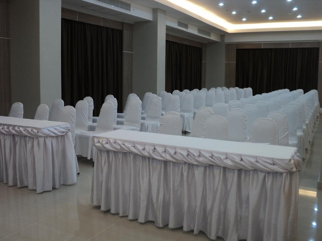 V8 Seaview Hotel Jomtien Beach Exterior photo