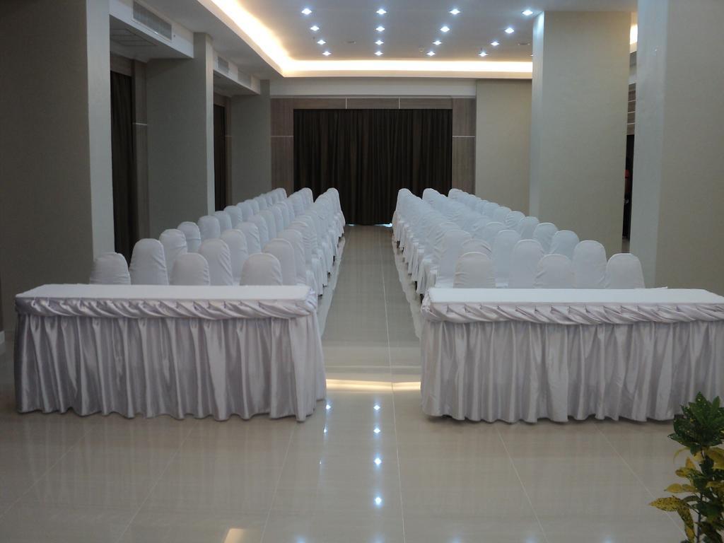 V8 Seaview Hotel Jomtien Beach Exterior photo