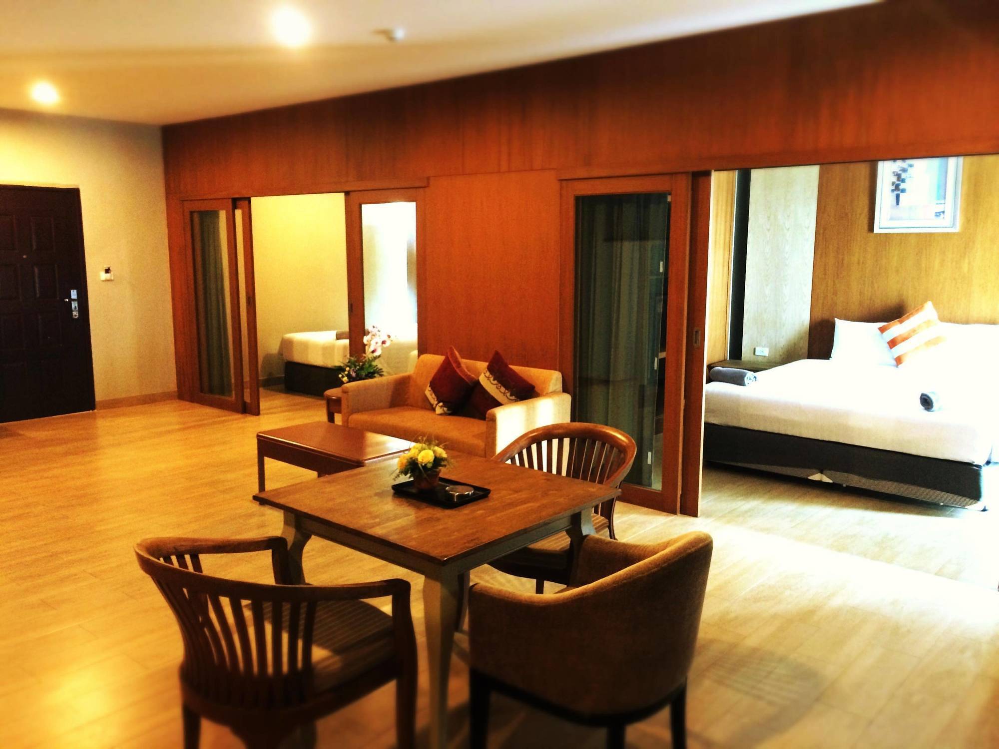 V8 Seaview Hotel Jomtien Beach Exterior photo